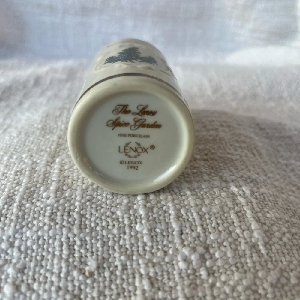 THE LENOX SPICE GARDEN (GIFTWARE) 1992 Fine Porcelain ROSEMARY Jar No Lid